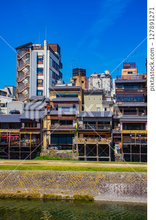 [Kyoto Scenery] A tranquil scene around the Kamo River and Pontocho 127891271