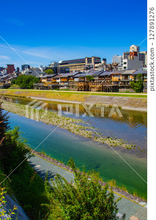 [Kyoto Scenery] A tranquil scene around the Kamo River and Pontocho 127891276