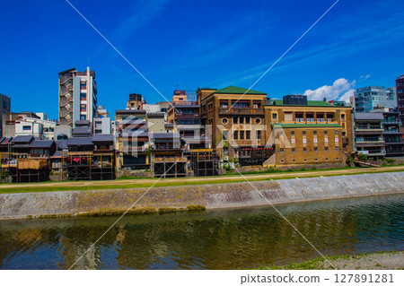 [Kyoto Scenery] A tranquil scene around the Kamo River and Pontocho 127891281