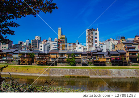 【京都風光】鴨川與先鬥町的寧靜景色 【京都風光】鴨川與先鬥町的寧靜景色 127891288