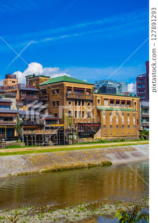 【京都風光】鴨川與先鬥町的寧靜景色 127891293
