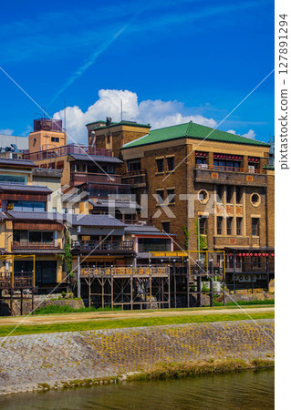 [Kyoto Scenery] A tranquil scene around the Kamo River and Pontocho 127891294