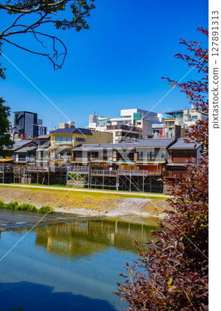 [Kyoto Scenery] A tranquil scene around the Kamo River and Pontocho 127891313