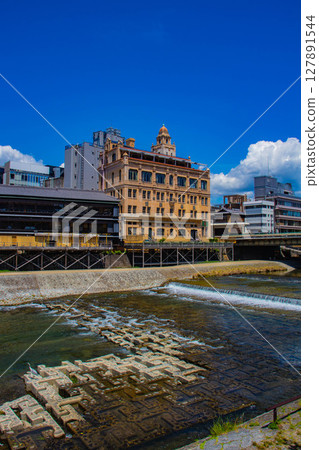 [Kyoto Scenery] A tranquil scene around the Kamo River and Pontocho 127891544