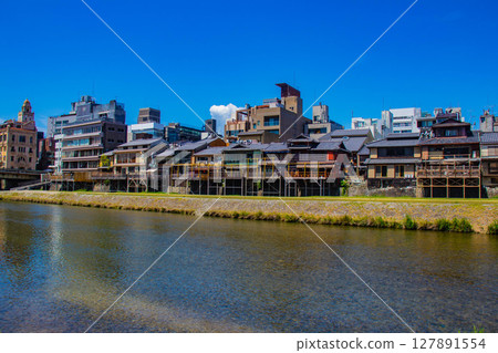 [Kyoto Scenery] A tranquil scene around the Kamo River and Pontocho 127891554