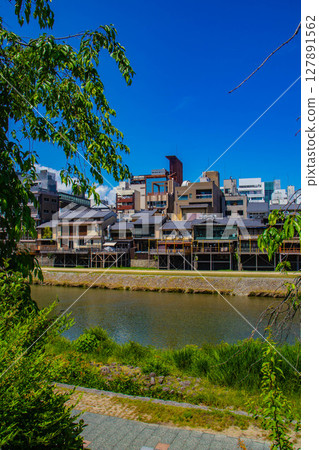 [Kyoto Scenery] A tranquil scene around the Kamo River and Pontocho 127891562