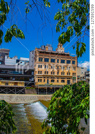 [Kyoto Scenery] A tranquil scene around the Kamo River and Pontocho 127891599