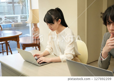 Business people meeting 127892209