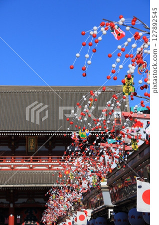 Sensoji Temple Nakamise Street decorated for New Year Sensoji Temple Nakamise Street decorated for New Year 127892545