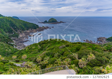 (鹿兒島縣)從佐多岬展望台眺望的景色(佐多岬公園側) (鹿兒島縣)從佐多岬展望台眺望的景色(佐多岬公園側) 127892625