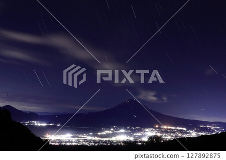 Late-night oasis scenery 127892875