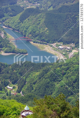 從愛媛縣四國中央市西峰瞭望台眺望金佐湖 從愛媛縣四國中央市西峰瞭望台眺望金佐湖 127893570