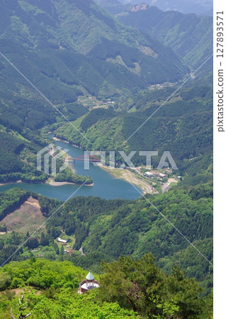 從愛媛縣四國中央市西峰瞭望台眺望金佐湖 從愛媛縣四國中央市西峰瞭望台眺望金佐湖 127893571