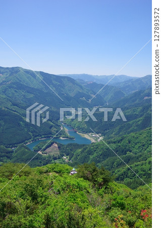 從愛媛縣四國中央市西峰瞭望台眺望金佐湖 127893572