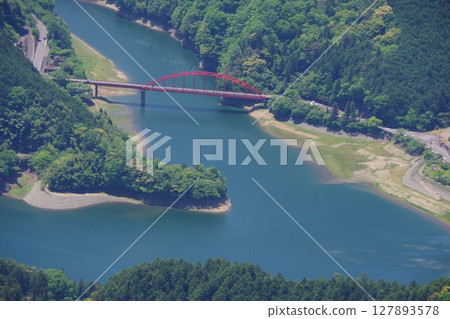 從愛媛郡四國中央市翠波高原展望台眺望金佐湖濱公園地區 127893578
