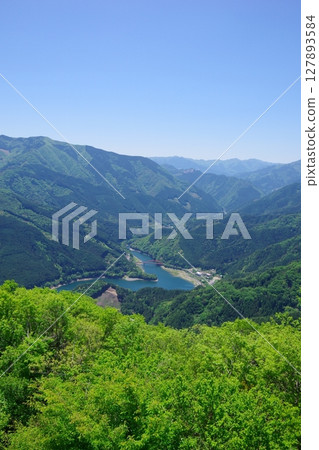 View of the Kanasa Lakeside Park area from the Suiha Plateau Observatory in Shikokuchuo City, Ehime Prefecture 127893584
