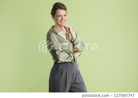 Smiling woman, chin on hand 127893747