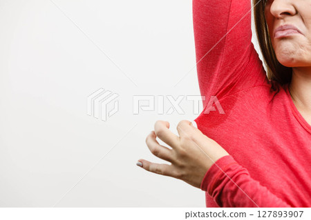 Woman showing her wet armpit 127893907
