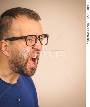 Adult man screaming Adult man screaming 127894090