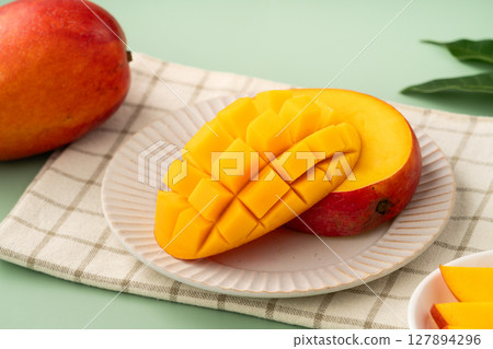 芒果 陽光 水果 台灣 Taiwan fruit mango マンゴー 127894296