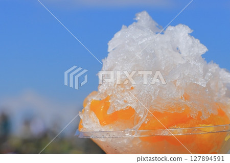 Frozen mango shaved ice, shaved ice with plenty of fruit, shaved ice with blue sky 127894591