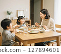 孩子和媽媽一起吃米飯 127894601