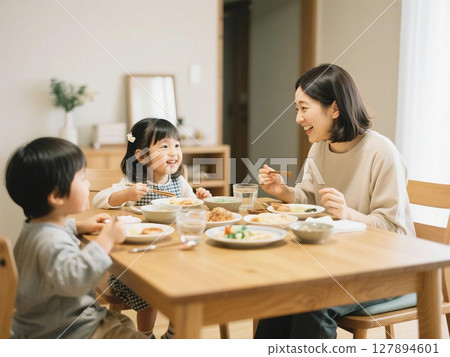 孩子和媽媽一起吃米飯 127894601