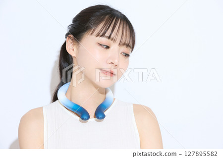 一位年輕女子採取措施抵禦高溫的肖像 一位年輕女子採取措施抵禦高溫的肖像 127895582
