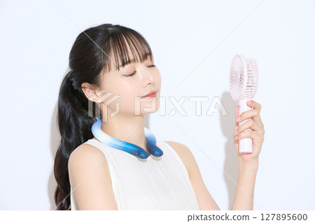 一位年輕女子採取措施抵禦高溫的肖像 127895600
