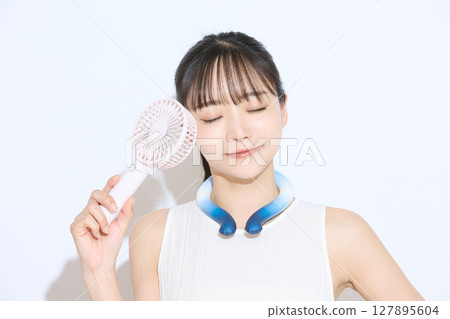 一位年輕女子採取措施抵禦高溫的肖像 127895604