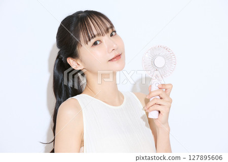 一位年輕女子採取措施抵禦高溫的肖像 127895606