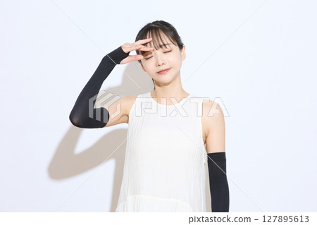 一位年輕女子採取措施抵禦高溫的肖像 127895613