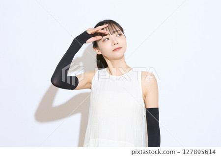Portrait of a young woman taking measures against the heat 127895614