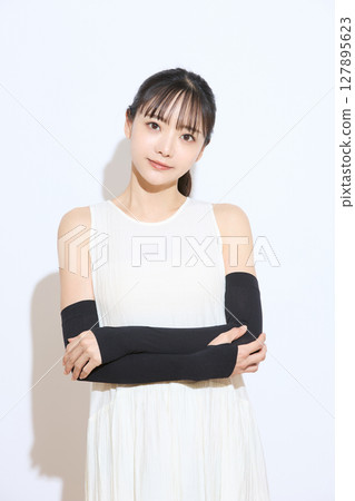 一位年輕女子採取措施抵禦高溫的肖像 一位年輕女子採取措施抵禦高溫的肖像 127895623