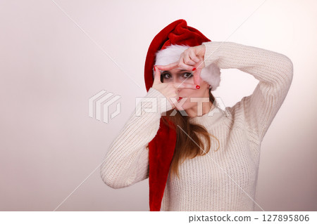 Christmas girl making finger frame gesture 127895806