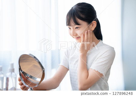 做臉部護理的女孩 127896248