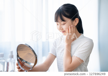 做臉部護理的女孩 127896249