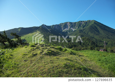 從禦圓山野狼台眺望鳥取國立公園大山及其北面 127896635
