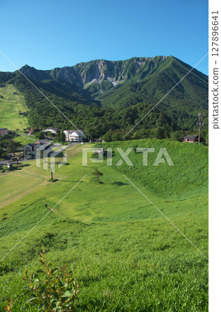 從禦圓山野狼台眺望鳥取國立公園大山及其北面 127896641
