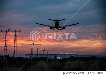 黃昏的飛機 127897091