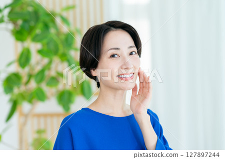 Middle-aged female beauty Middle-aged female beauty 127897244