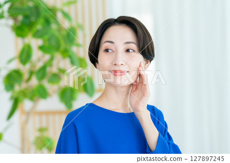 Middle-aged female beauty 127897245