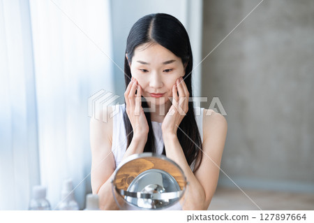 A young woman doing skin care 127897664