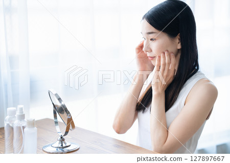 A young woman doing skin care 127897667