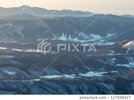 冬季風景的空中俯瞰(從伯耆大山山頂) 冬季風景的空中俯瞰(從伯耆大山山頂) 127898927