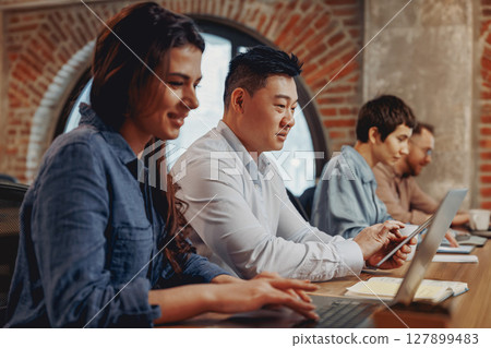Effective and Collaborative Teamwork in a Modern Business Workspace for Professionals 127899483