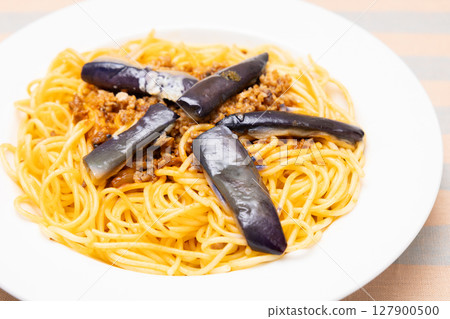 Delicious eggplant pasta with meat sauce 127900500