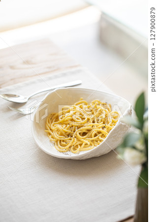 Portion of italian cacio e pepe pasta  127900879