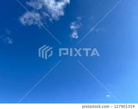 耀眼的夏日天空 耀眼的夏日天空 127901354