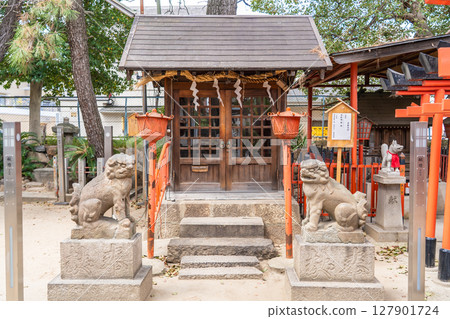 塚座神社是建於織染傳說（寬織姬、吳織姬）之地的神社，位於西宮市塚門西口町弁財天神社境內。 127901724